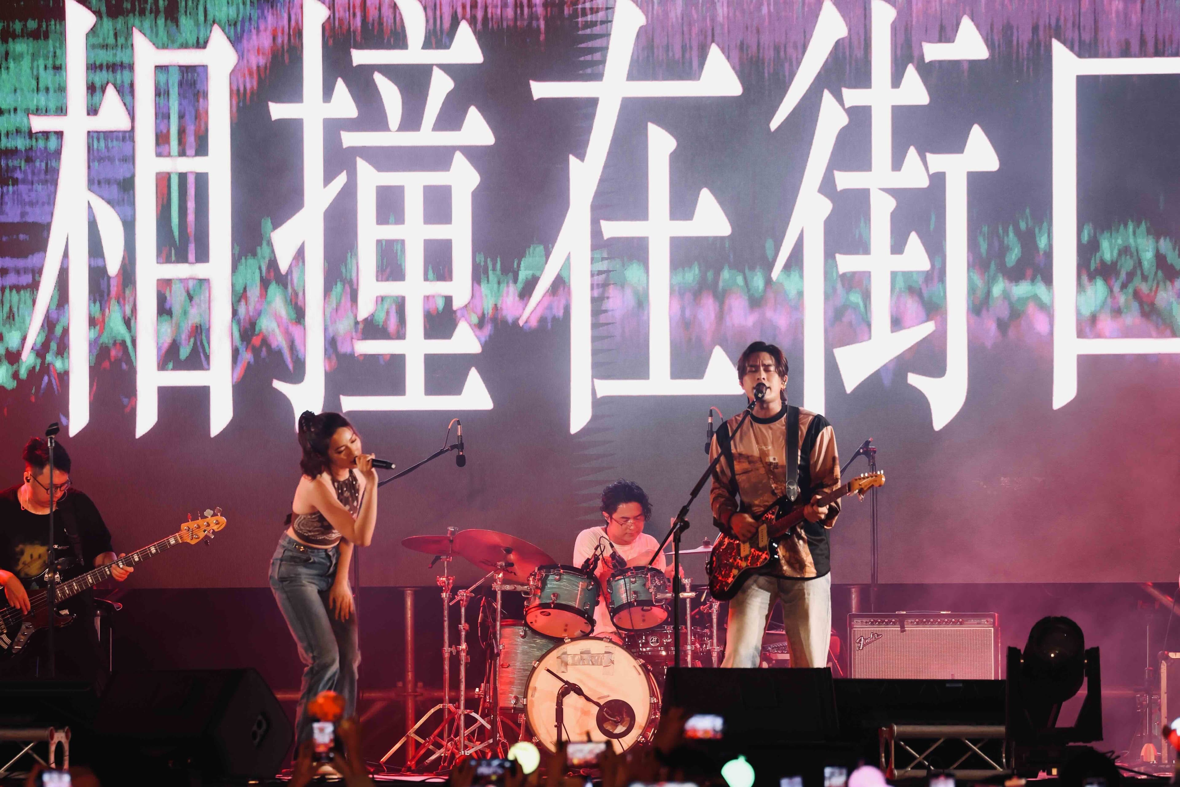 Live music under Chinese characters — 相撞在街口